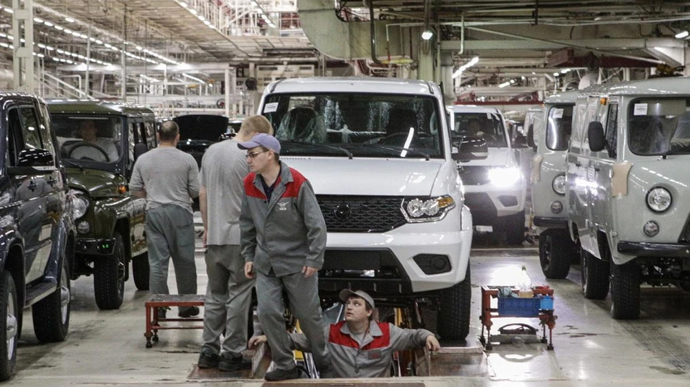 Một trong những lĩnh vực ở Nga bị ảnh hưởng nặng từ trừng phạt của phương Tây là sản xuất ô tô. Ảnh: TASS