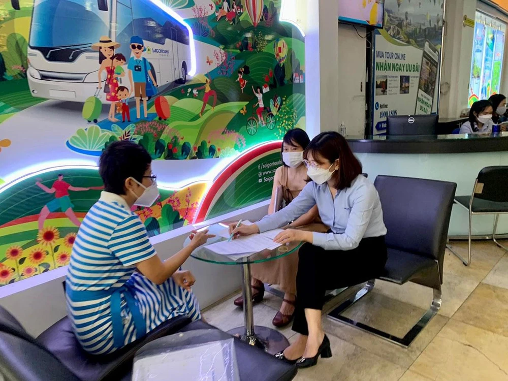 Du khách mua tour cho hành trình tới điểm đến trong và ngoài nước tại các công ty lữ hành. Ảnh: THU TRINH