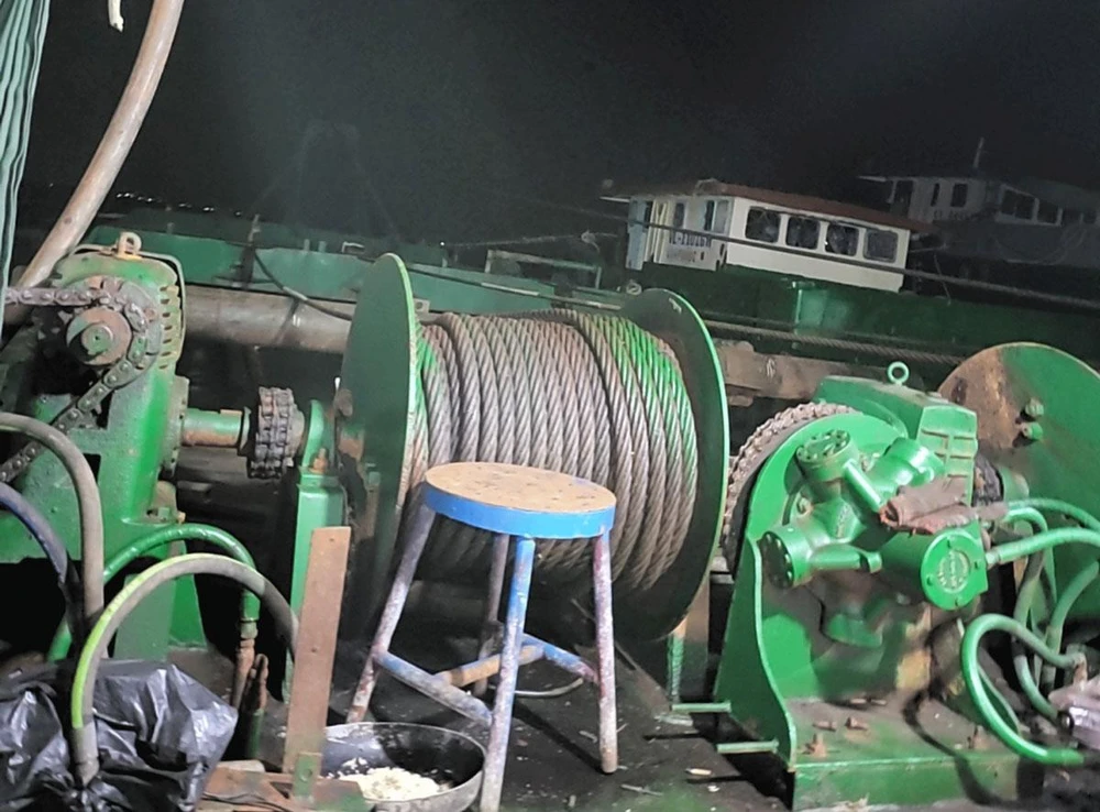 Phương tiện bơm hút cát bị bắt quả tang. Ảnh: ĐÔNG HÀ