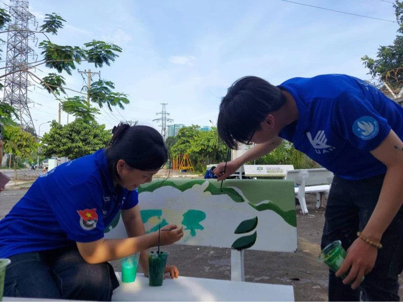 Các sinh viên Trường ĐH Kiến trúc vẽ nhiều bức tranh sinh động trên những bức tường, ghế đá cũ. Ảnh: UAH