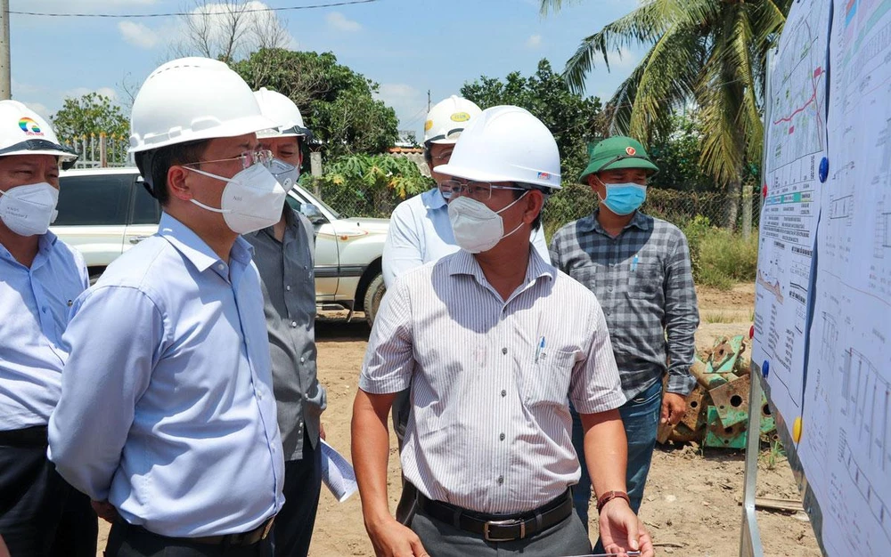 Ông Nguyễn Duy Lâm (bìa trái), Thứ trưởng Bộ GTVT, kiểm tra thực tế tình hình thi công dự án cao tốc Mỹ Thuận - Cần Thơ hồi tháng 3-2022. Ảnh: CHÂU ANH