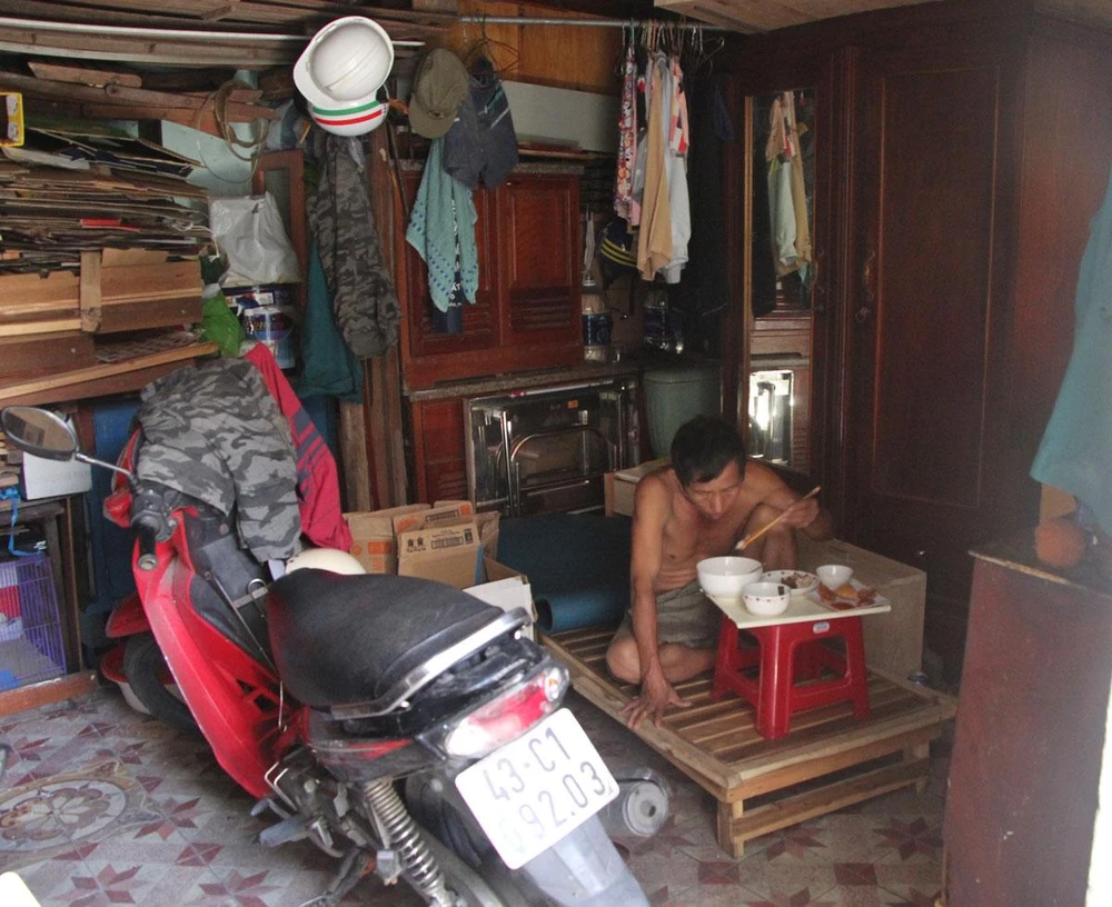 Căn nhà 35 m2 của ông Mai Văn Dục là nơi ở của 11 nhân khẩu. Ảnh: TẤN VIỆT