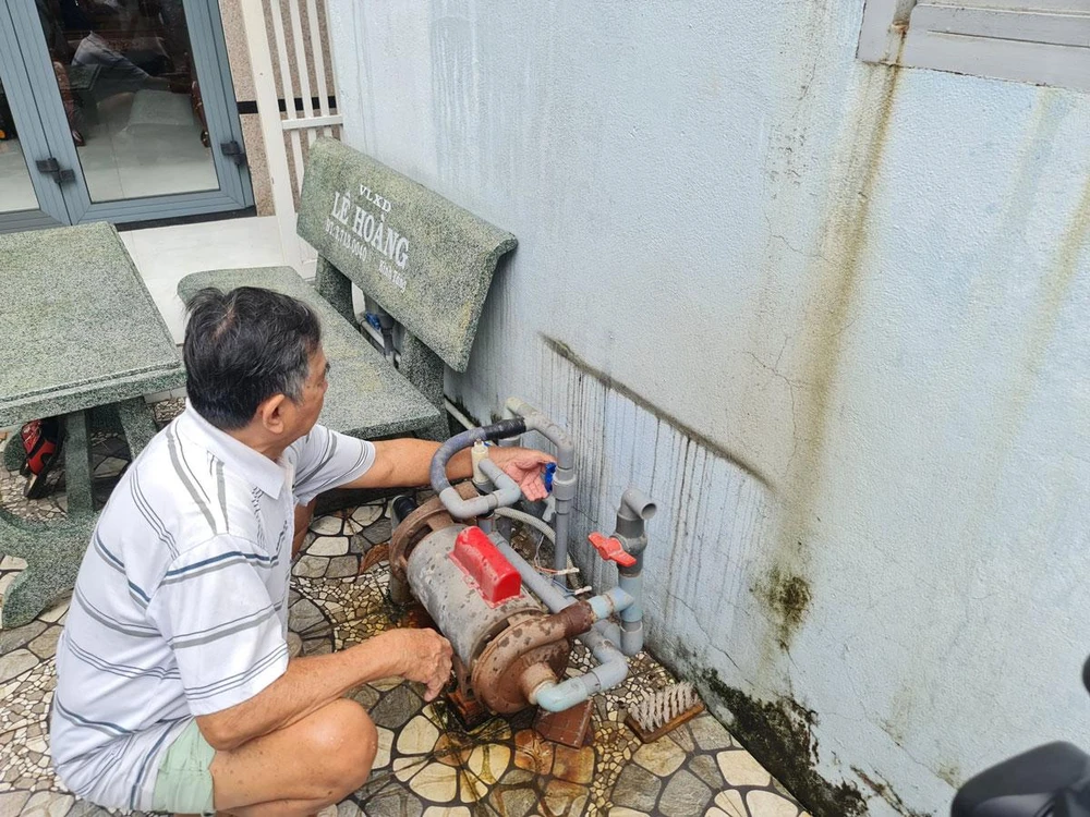 Nhiều người dân vẫn sử dụng nước giếng để sinh hoạt. Ảnh: NGUYỄN CHÂU Nhiều người dân vẫn sử dụng nước giếng để sinh hoạt. Ảnh: NGUYỄN CHÂU