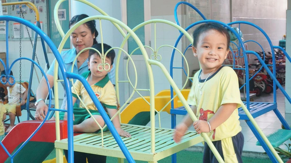 Các bé Trường Mầm non 30 Tháng 4, quận Bình Tân trong giờ chơi. Ảnh: NGUYỄN QUYÊN Các bé Trường Mầm non 30 Tháng 4, quận Bình Tân trong giờ chơi. Ảnh: NGUYỄN QUYÊN