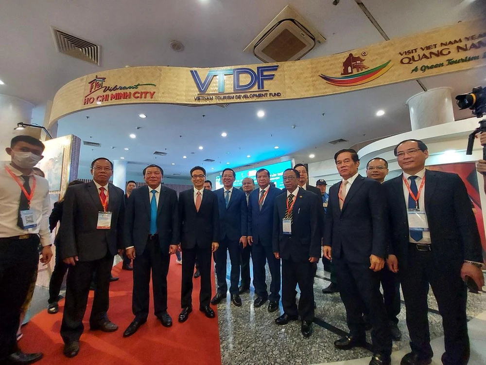 Phó Thủ tướng Vũ Đức Đam, Chủ tịch UBND TP.HCM Phan Văn Mãi cùng đại diện ngành du lịch các nước trong khu vực tại diễn đàn. Ảnh: THU TRINH