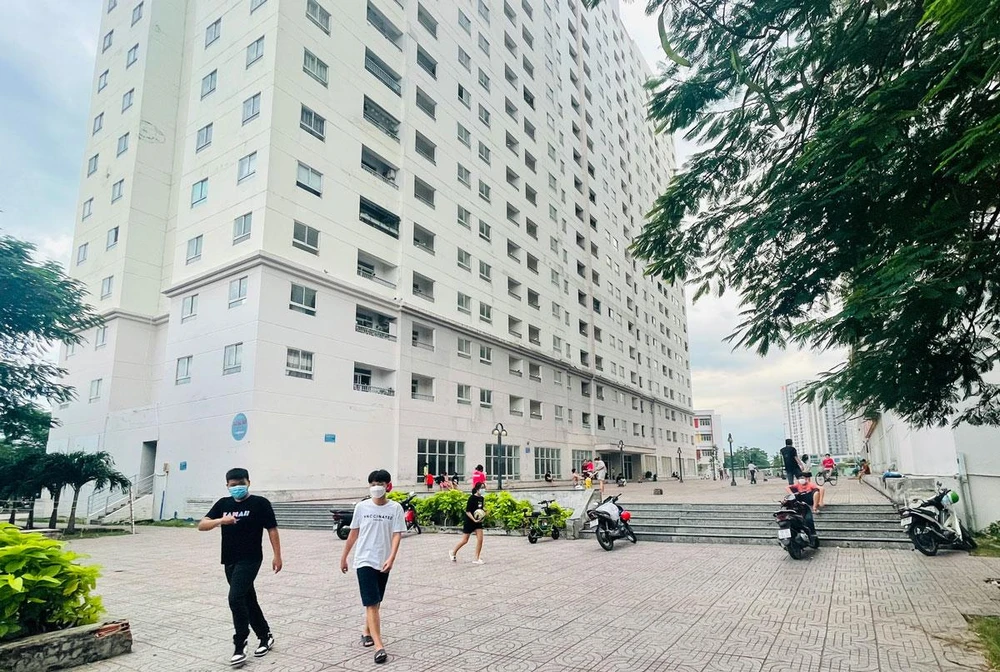 Trong mấy thập niên qua, diện mạo TP.HCM đã thay da đổi thịt, hàng ngàn căn nhà lụp xụp được di dời, thay vào đó là những khu tái định cư sạch đẹp, văn minh. Ảnh: VIỆT HOA