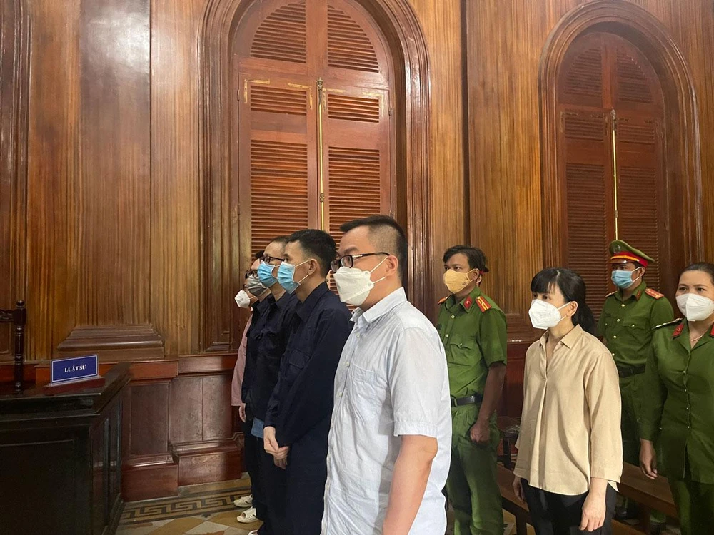 Các bị cáo nghe HĐXX tuyên án. Ảnh: HOÀNG YẾN