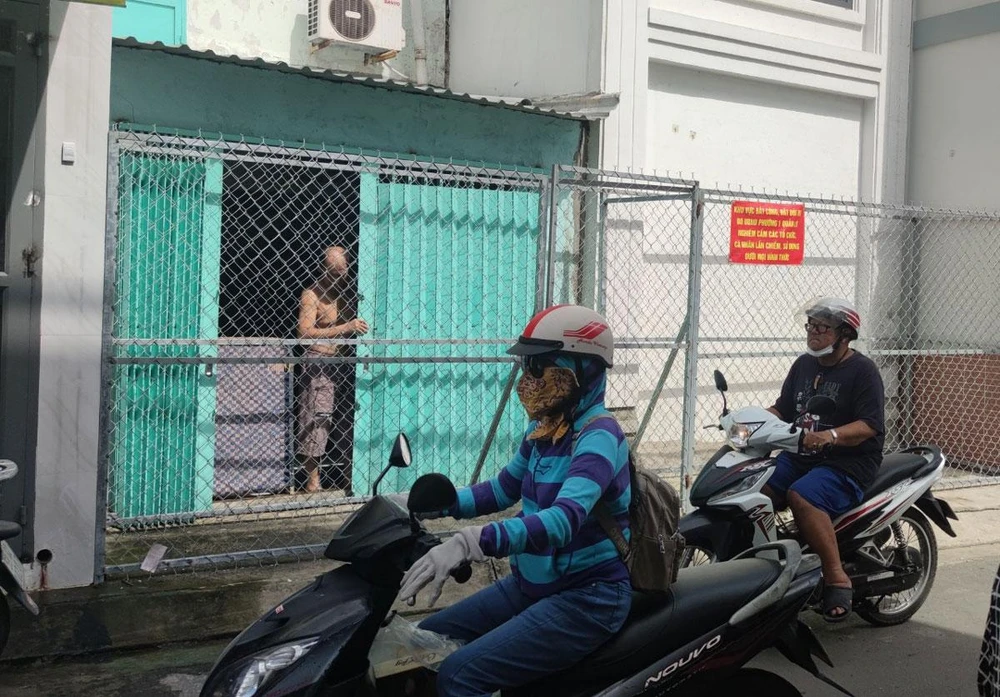 Hàng rào chắn khiến người dân gặp khó khăn trong việc đi lại. Ảnh: NH