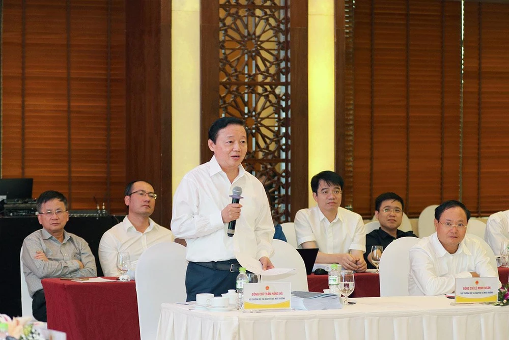 Bộ trưởng TN&amp;MT Trần Hồng Hà phát biểu tại phiên họp. Ảnh: XĐ