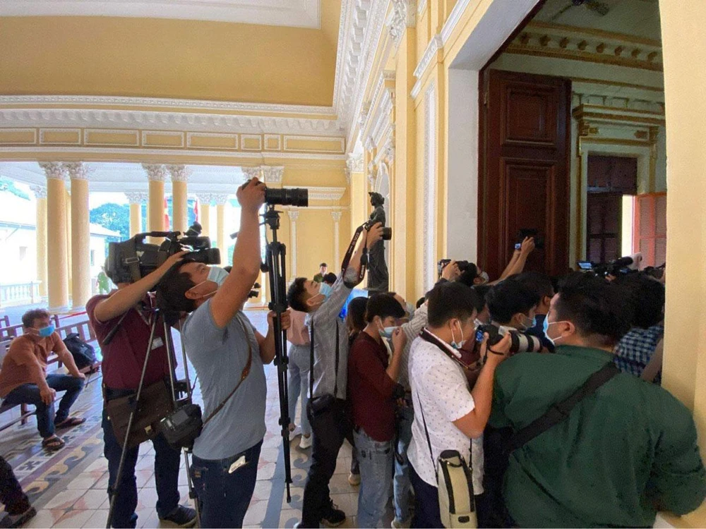 Phóng viên đang tác nghiệp tại tòa án. Ảnh: HOÀNG GIANG