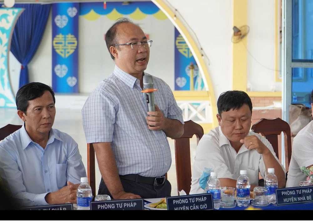 Ông Huỳnh Văn Tiệp, Trưởng phòng Tư pháp huyện Cần Giờ, thông tin vụ việc tại hội nghị giao ban công tác tư pháp quý III. Ảnh: HỮU ĐĂNG