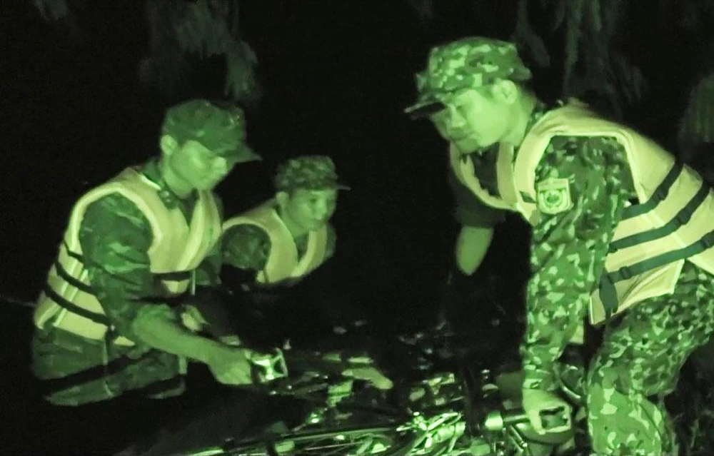 Khi bị phát hiện, các nhóm buôn lậu bỏ lại hàng hóa, chạy thoát thân về phía Campuchia Khi bị phát hiện, các nhóm buôn lậu bỏ lại hàng hóa, chạy thoát thân về phía Campuchia