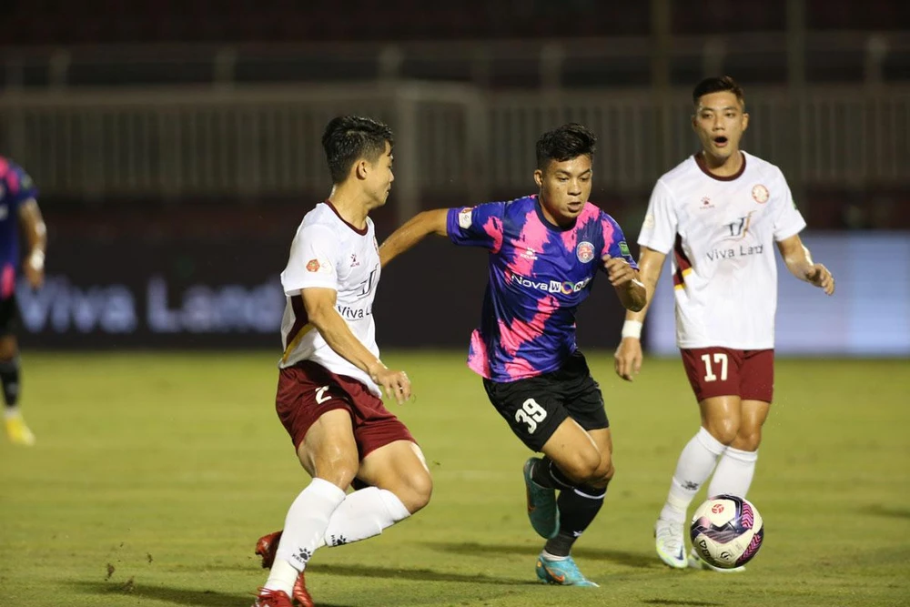 CLB TP.HCM và Sài Gòn FC sau trận derby vẫn tiếp tục đua bằng nhiều cách khác nhau. Ảnh: ANH PHƯƠNG