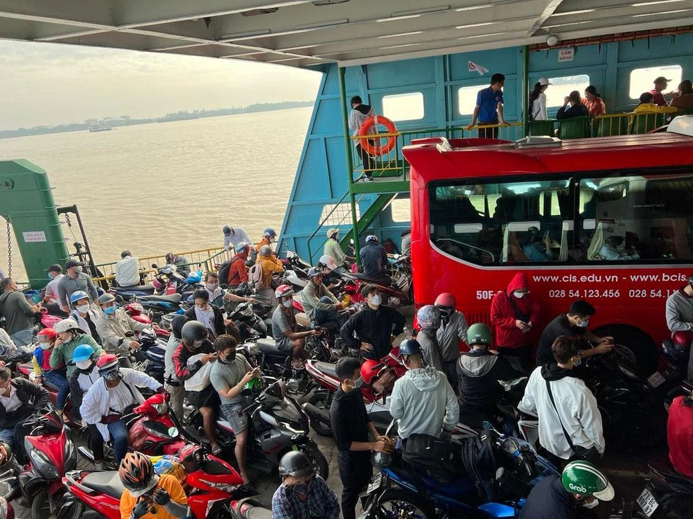 Phà Bình Khánh, kết nối trung tâm TP.HCM với huyện Cần Giờ, luôn quá tải trong các dịp lễ, tết. Ảnh: Đ.TRANG