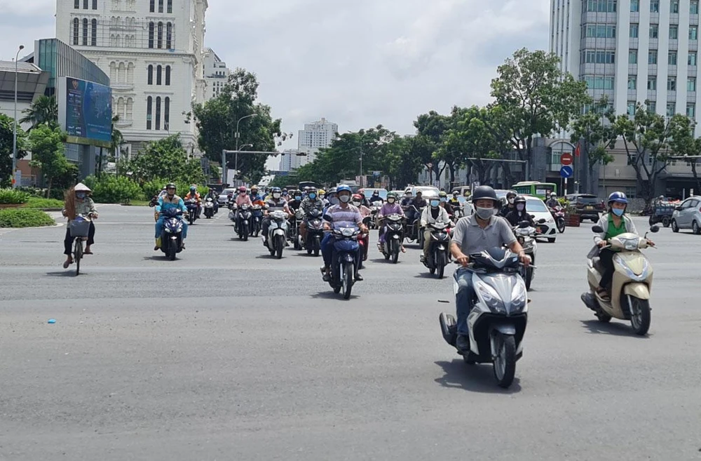 Một trong những nguyên nhân dẫn đến ô nhiễm không khí là hoạt động giao thông. Ảnh: NGUYỄN CHÂU