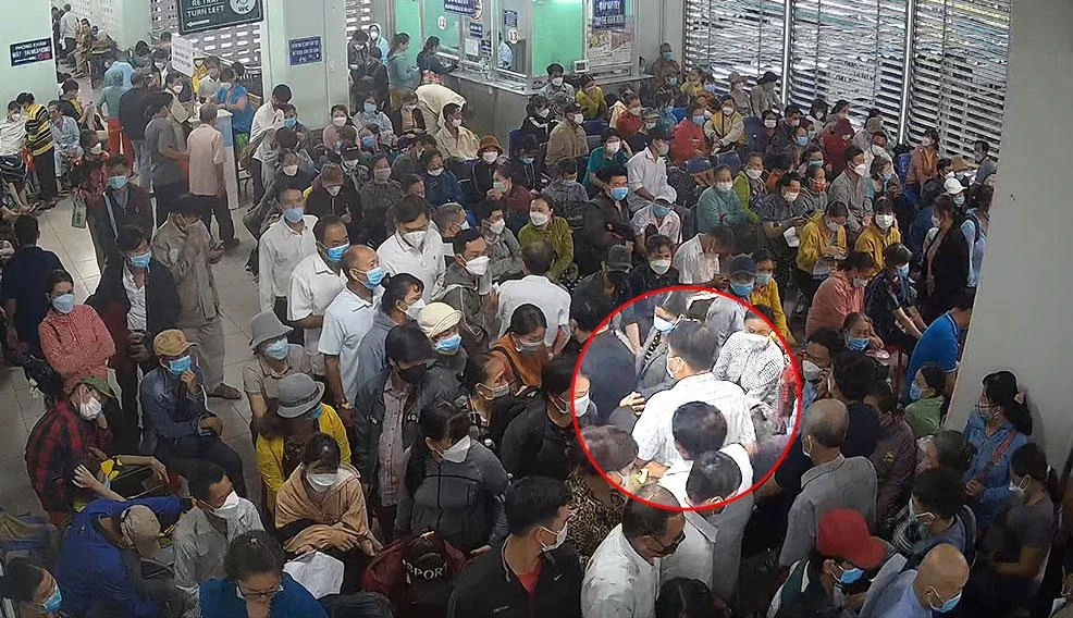 Lê Thanh Châu (60 tuổi, quê Cần Thơ) trà trộn vào BV trộm cắp, bị camera ghi lại.