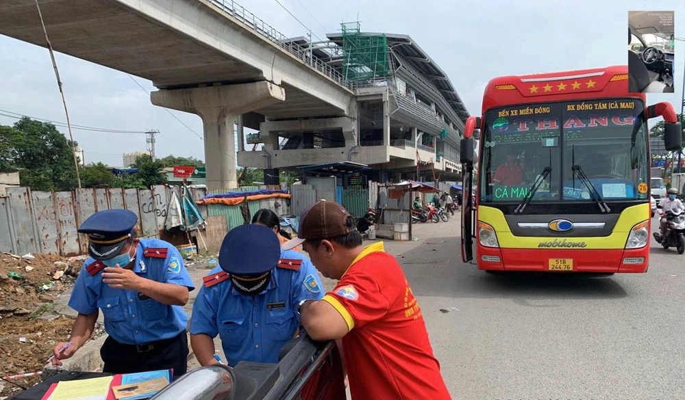 Thanh tra giao thông và CSGT phối hợp xử lý xe đón khách sai quy định. Ảnh: ĐÀO TRANG