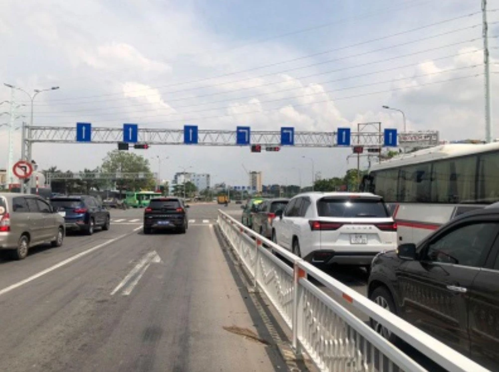 Giao lộ Nguyễn Văn Linh - hướng vào cầu Tân Thuận 2 rẽ trái. Ảnh: PC08