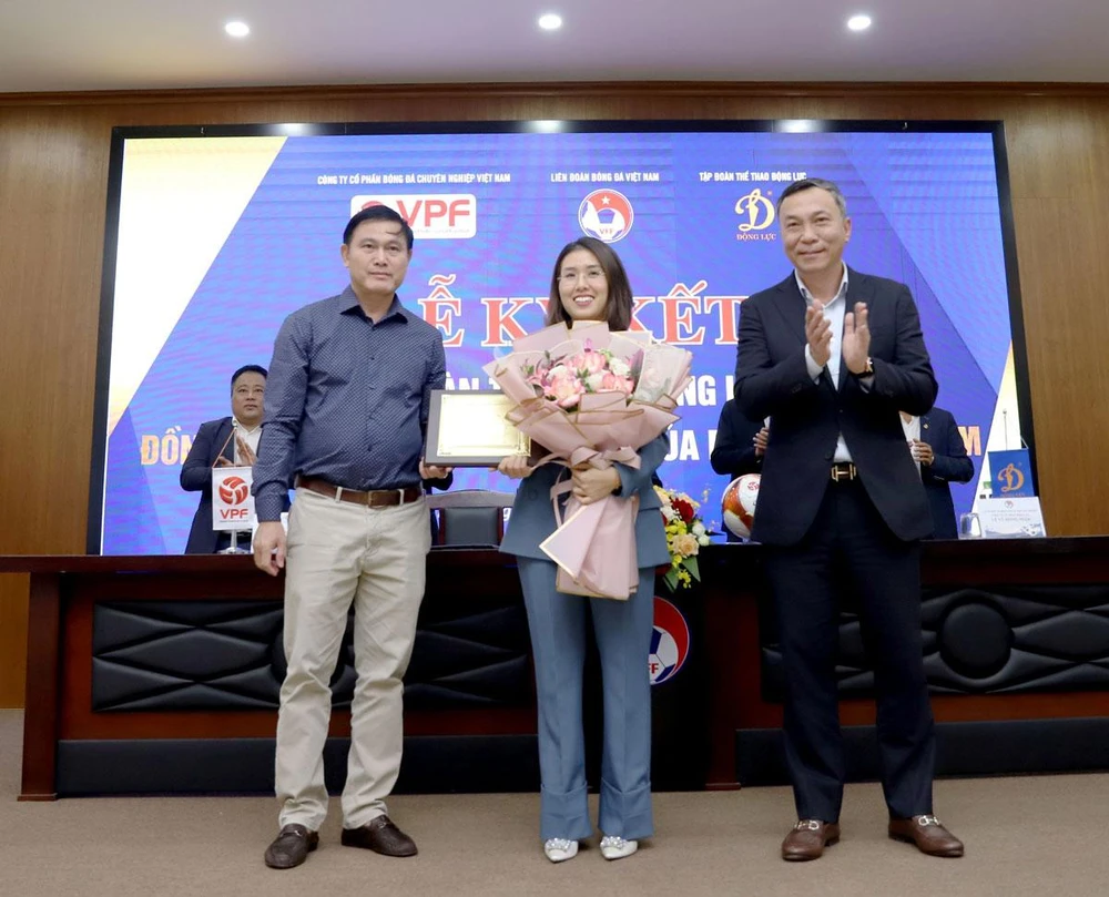 Tân Chủ tịch VFF Trần Quốc Tuấn (phải) và tân Phó Chủ tịch phụ trách chuyên môn Trần Anh Tú (trái). Ảnh: TN