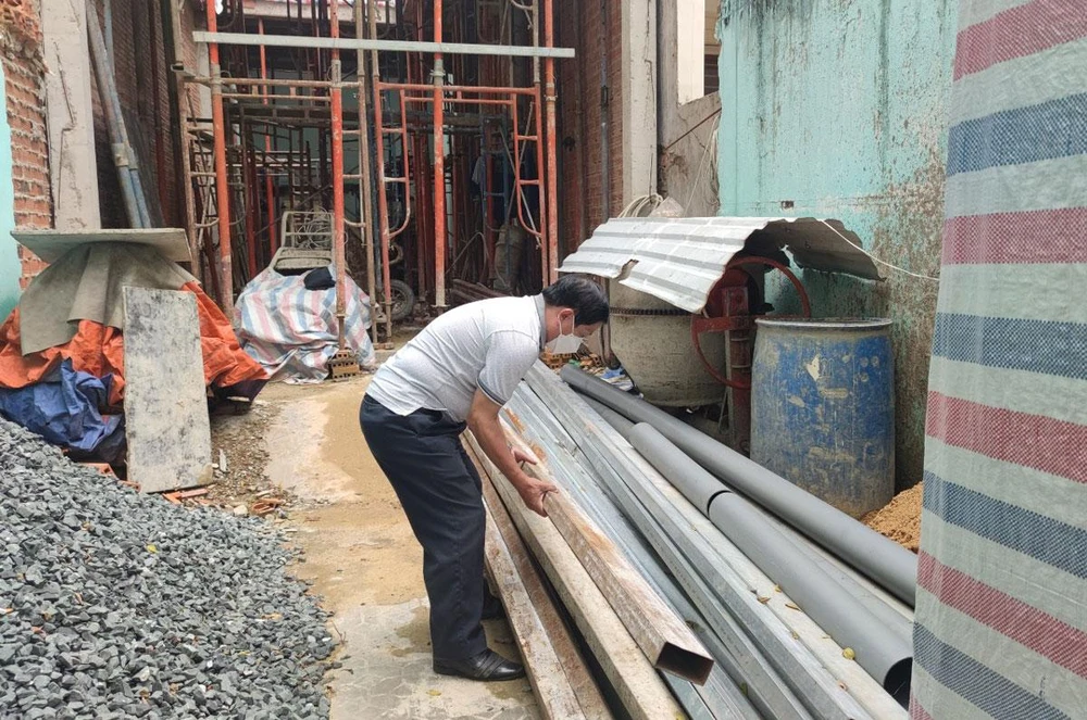 Căn nhà của bà T đang xây dựng thì bị thu hồi giấy phép xây dựng. Ảnh: NGUYỄN HIỀN