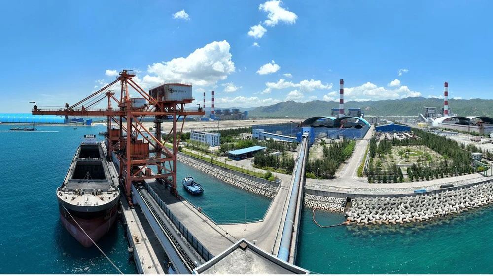 Khu vực cầu cảng than của Nhà máy nhiệt điện Vĩnh Tân 2.