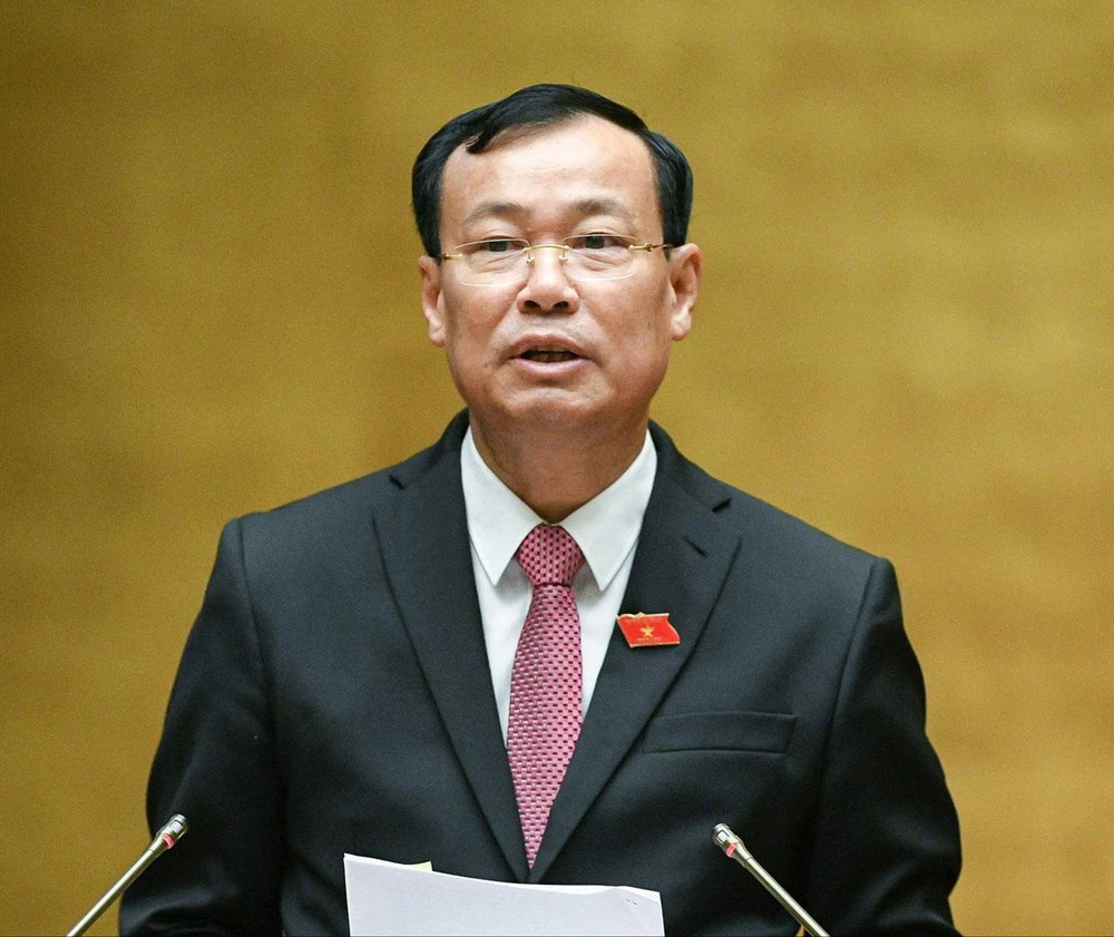 Chủ nhiệm Ủy ban Quốc phòng và An ninh Lê Tấn Tới trình bày báo cáo giải trình trước Quốc hội. Ảnh: QH