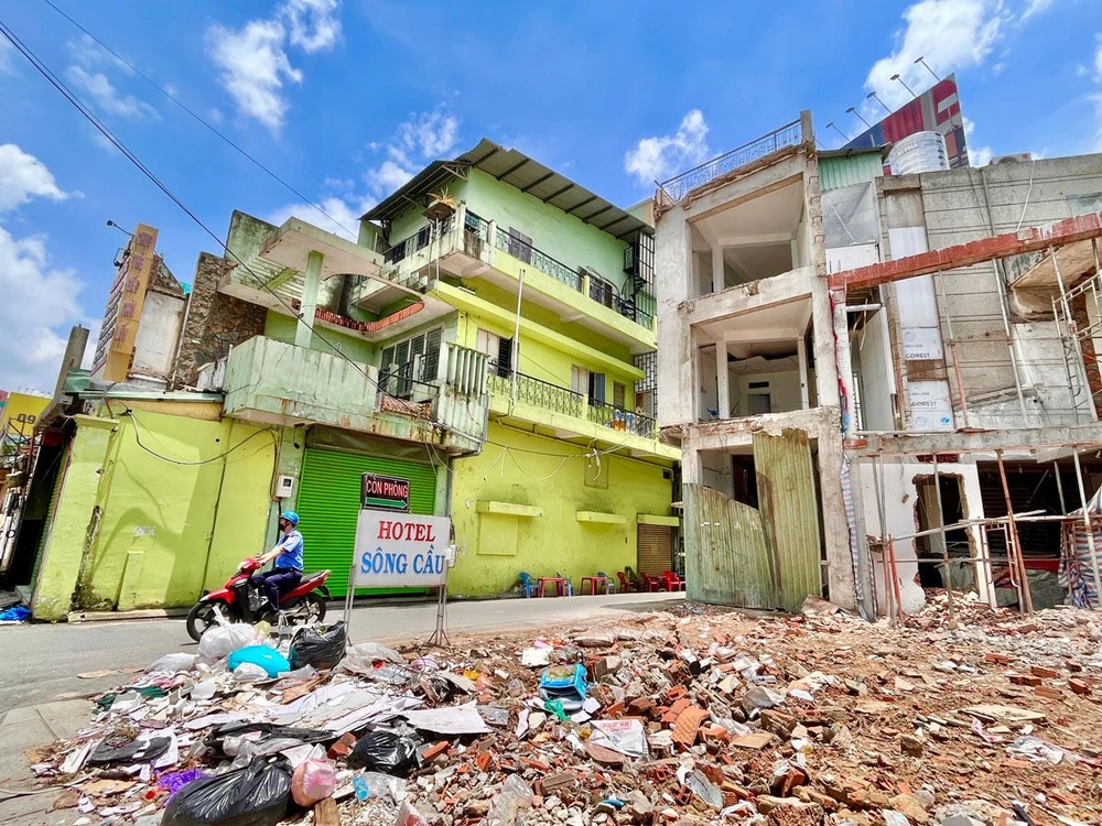 Một phần mặt bằng được giải phóng thuộc dự án Xây dựng đường nối Trần Quốc Hoàn đến Cộng Hòa (quận Tân Bình, TP.HCM) nhằm xóa, giảm ùn tắc khu vực sân bay Tân Sơn Nhất. Ảnh: NGUYỆT NHI Một phần mặt bằng được giải phóng thuộc dự án Xây dựng đường nối Trần Quốc Hoàn đến Cộng Hòa (quận Tân Bình, TP.HCM) nhằm xóa, giảm ùn tắc khu vực sân bay Tân Sơn Nhất. Ảnh: NGUYỆT NHI