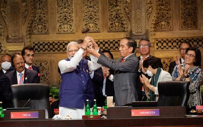 Tổng thống Indonesia - ông Joko Widodo trao búa chủ tọa G20 năm tới cho Thủ tướng Ấn Độ Narendra Modi trong ngày bế mạc hội nghị thượng đỉnh G20 ở Bali (Indonesia) 16-11. Ảnh: REUTERS