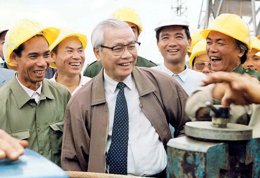 Thủ tướng Võ Văn Kiệt thăm công trường xây dựng Trạm biến thế 500 kV Pleiku ngày 3-11-1993.Ảnh: NGUYỄN CÔNG THÀNH