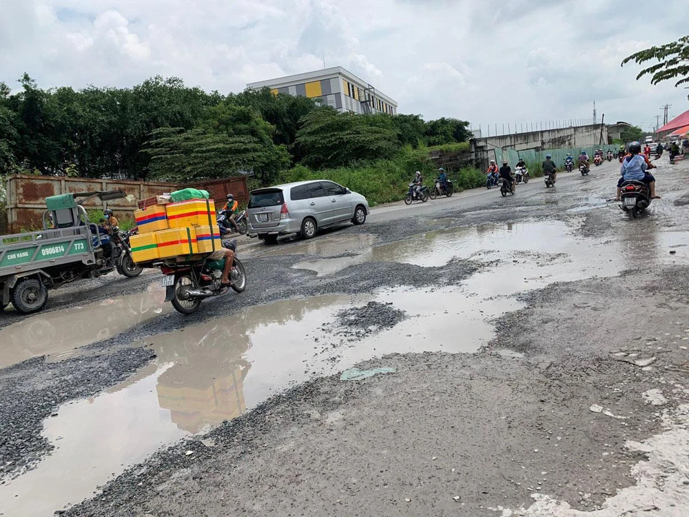 Hiện trạng đường Lã Xuân Oai hư hỏng, xuống cấp. Ảnh: ĐT