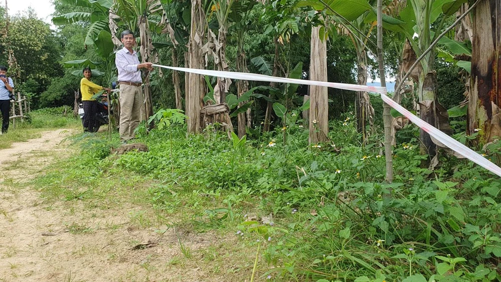 Chính quyền cắm biển báo, căng dây để hạn chế người dân đến khu vực sạt lở nguy hiểm. Ảnh: QN