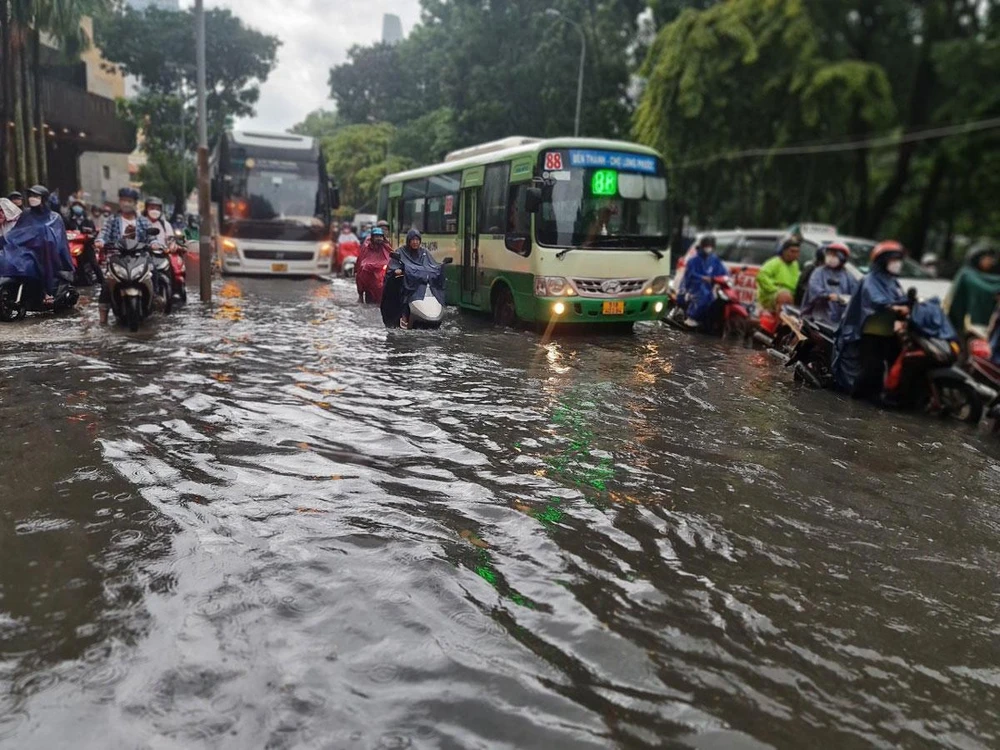 Đến năm 2025, TP.HCM đặt mục tiêu giải quyết 13 tuyến đường ngập do mưa. Ảnh: NGUYỄN CHÂU