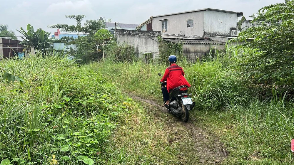 Người dân phải đi nhờ đất ruộng của chủ đất khác để ra đường