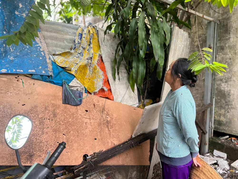 Các vật bít kín lối đi chung duy nhất của hàng chục người dân. Ảnh: HỮU ĐĂNG