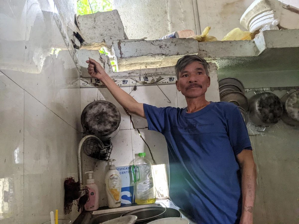 Căn nhà ông Nguyễn Đình Hinh bị nứt nẻ, nghiêng về phía dòng sông. Ảnh: NGUYỄN DO