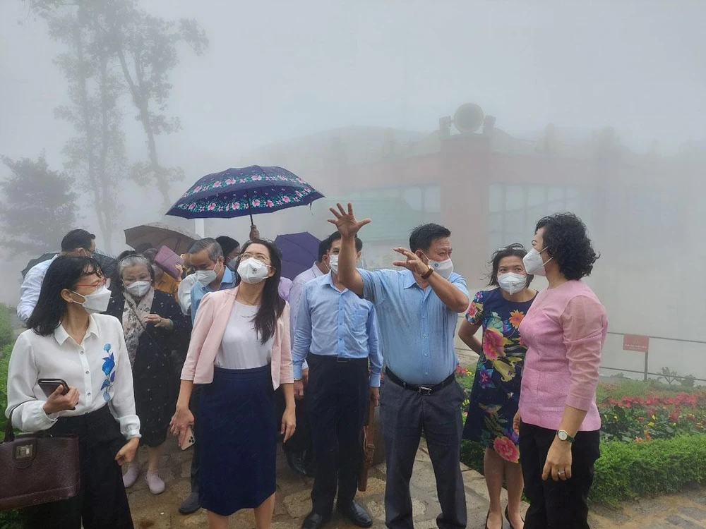 Bà Phan Thị Thắng (bìa phải), Phó Chủ tịch UBND TP.HCM, dẫn đầu đoàn công tác xúc tiến du lịch khảo sát tại núi Bà Đen, Tây Ninh vào cuối năm 2021.