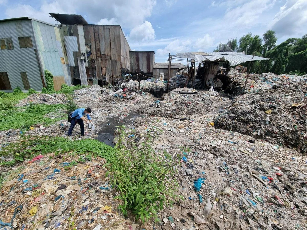 Phòng TN&amp;MT huyện Bình Chánh kiểm tra các cơ sở gây ô nhiễm. Ảnh: TK