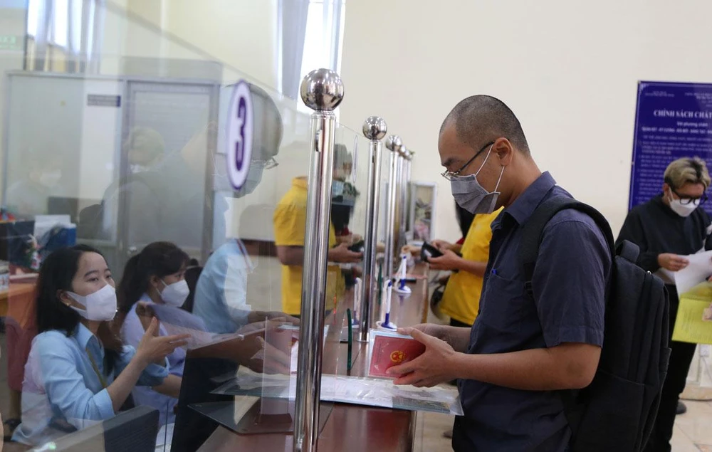 Thiếu tướng Trần Đức Tài cho hay khi bỏ sổ hộ khẩu, người dân sẽ không gặp khó trong thực hiện các giao dịch. Ảnh: HOÀNG GIANG