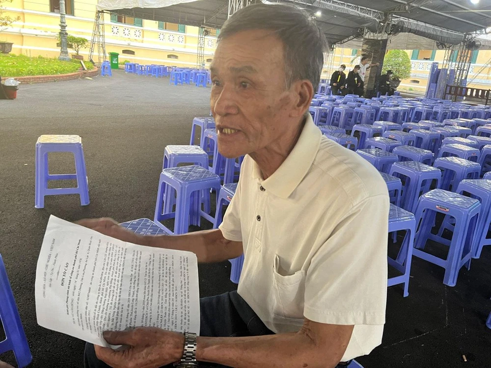 Ông Vũ Văn Được đòi tiền cho người con đã mất là một bị hại trong vụ án. Ảnh: HỮU ĐĂNG