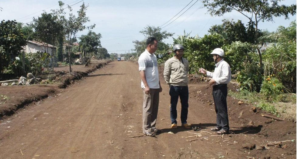 Cán bộ Ủy ban MTTQ phường Thống Nhất vận động người dân ở buôn Dlung 1B bàn giao mặt bằng. Ảnh: NT