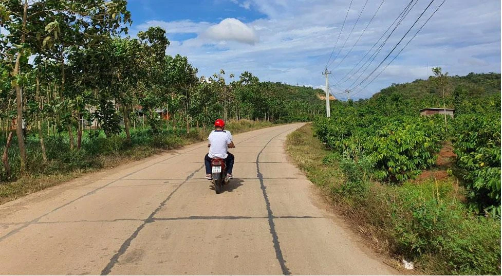 Đường giao thông ở một số xã của huyện Cư Jút được xây dựng khang trang. Ảnh: NC