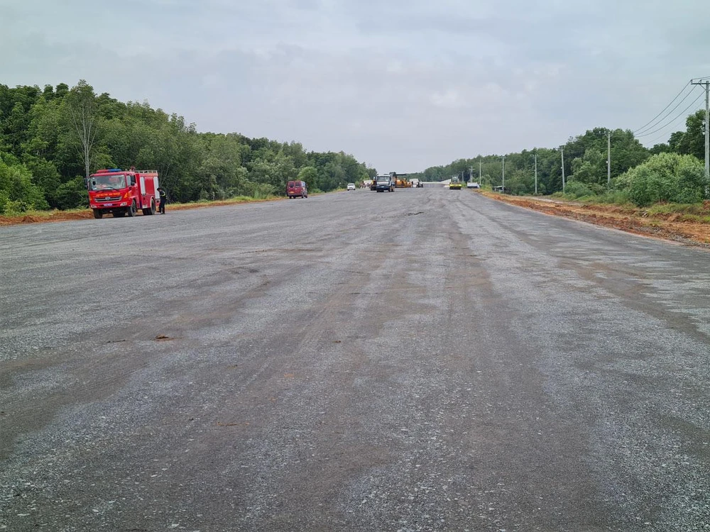 Tổng công ty Đầu tư phát triển đường cao tốc Việt Nam đề xuất lùi thời gian hoàn thành dự án Bến Lức - Long Thành sang năm 2025. Ảnh: VŨ HỘI