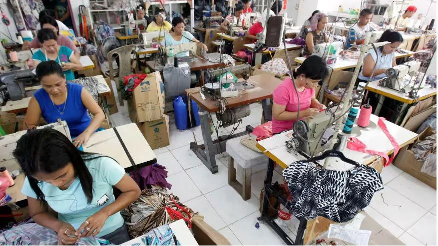 Công nhân may ở Philippines. Ảnh: REUTERS