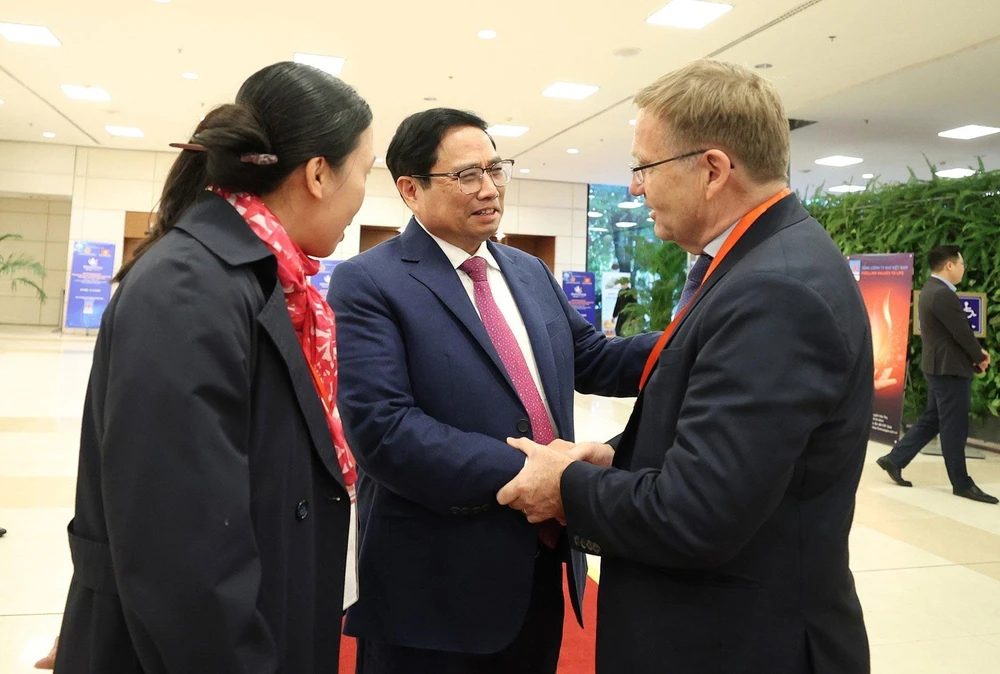 Thủ tướng Phạm Minh Chính với các đại biểu dự Diễn đàn Kinh tế Việt Nam. Ảnh: TTXVN Thủ tướng Phạm Minh Chính với các đại biểu dự Diễn đàn Kinh tế Việt Nam. Ảnh: TTXVN