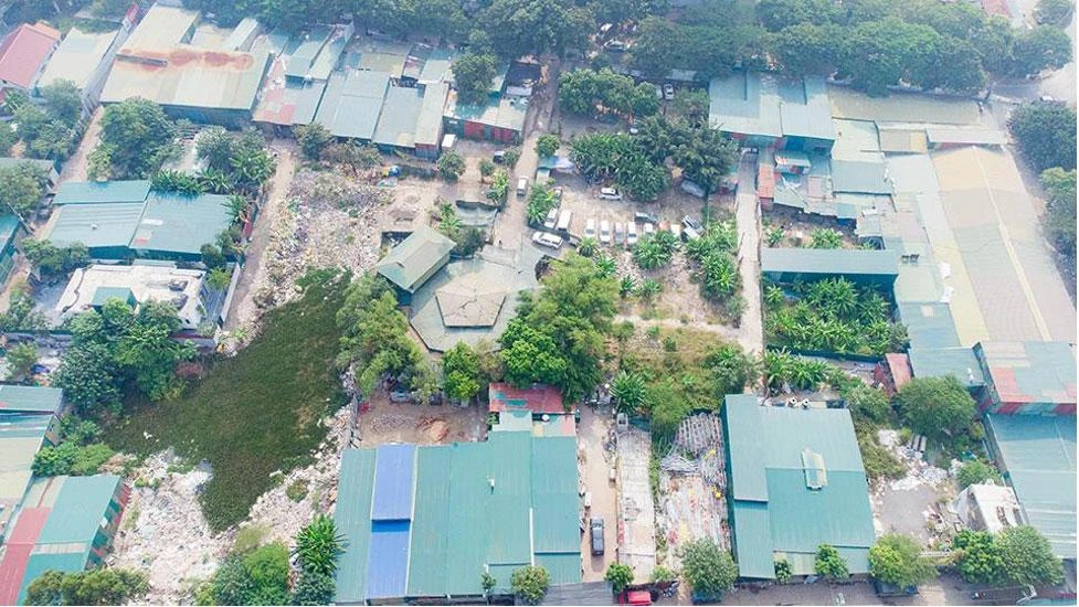 Hiện trạng Đầm Bông vào tháng 12-2022, phần mặt nước của đầm bị san lấp gần hết, nhà xưởng, kho bãi xây dựng trái phép mọc lên san sát. Ảnh: TRỌNG PHÚ