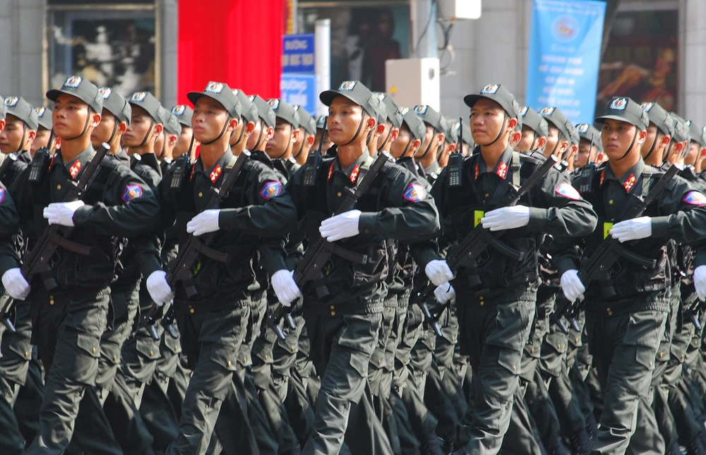 Từ 1-1-2023, cảnh sát cơ động được quyền mang vũ khí lên máy bay dân sự nếu áp giải bị can, bị cáo phạm tội đặc biệt nghiêm trọng. Ảnh: HOÀNG GIANG