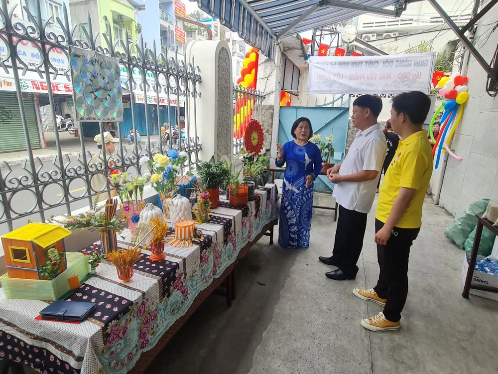 Chương trình đổi rác thải nhựa lấy cây xanh ở quận 1, TP.HCM. Ảnh: NC