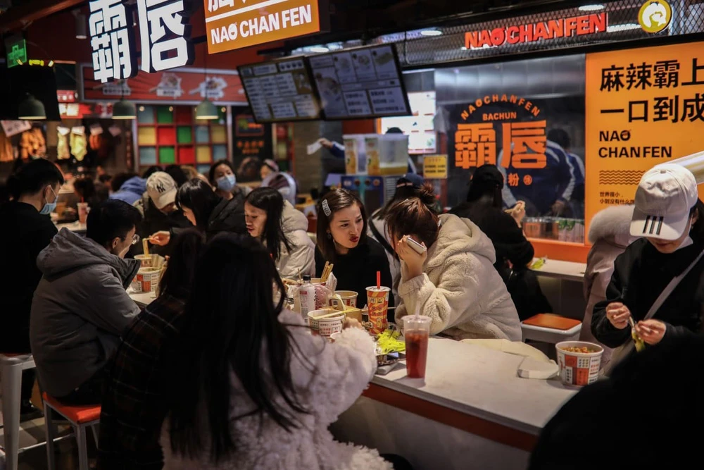 Người trẻ Trung Quốc tụ họp tại một quán ăn ở thủ đô Bắc Kinh ngày 15-11. Ảnh: SCMP