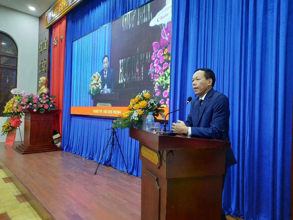 Phó Chánh án TAND Tối cao Nguyễn Trí Tuệ phát biểu tại hội nghị. Ảnh: MINH CHUNG