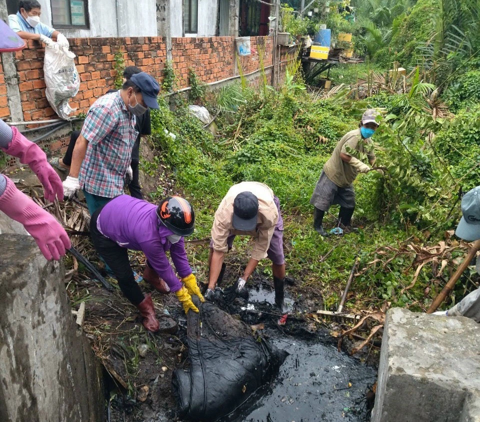 Huyện Bình Chánh thực hiện thu dọn rác thải để giảm ô nhiễm ở các tuyến rạch. Ảnh: TK